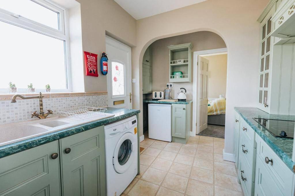 Beachfront Apartment - Ground Floor Apartment With Sea Views, Next To The Beach, Bridlington, North Yorkshire Bessingby Exterior foto